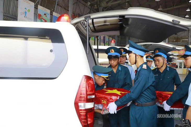 Xúc động hình ảnh tiếp nhận hơn 7.000 mẫu hài cốt liệt sĩ tại Sân bay Gia Lâm- Ảnh 8.