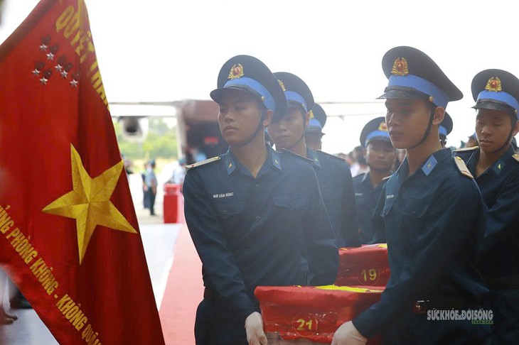 Xúc động hình ảnh tiếp nhận hơn 7.000 mẫu hài cốt liệt sĩ tại Sân bay Gia Lâm- Ảnh 3.