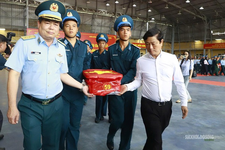 Xúc động hình ảnh tiếp nhận hơn 7.000 mẫu hài cốt liệt sĩ tại Sân bay Gia Lâm- Ảnh 7.