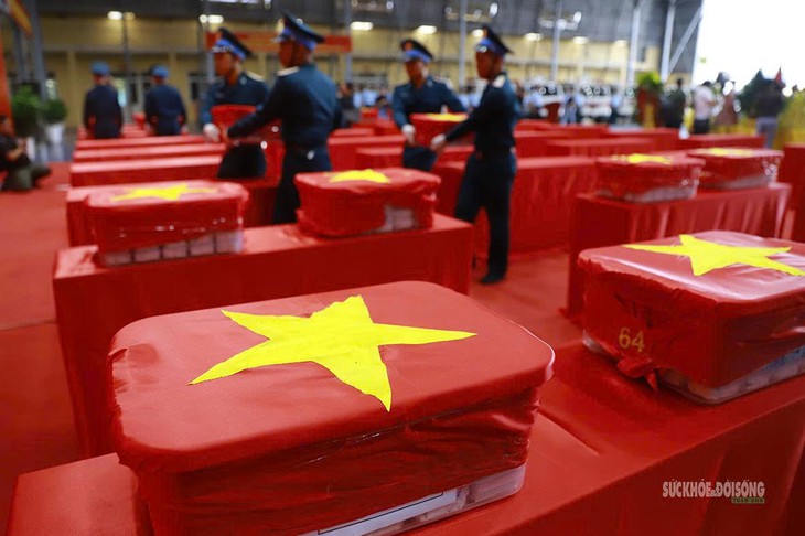 Xúc động hình ảnh tiếp nhận hơn 7.000 mẫu hài cốt liệt sĩ tại Sân bay Gia Lâm- Ảnh 6.