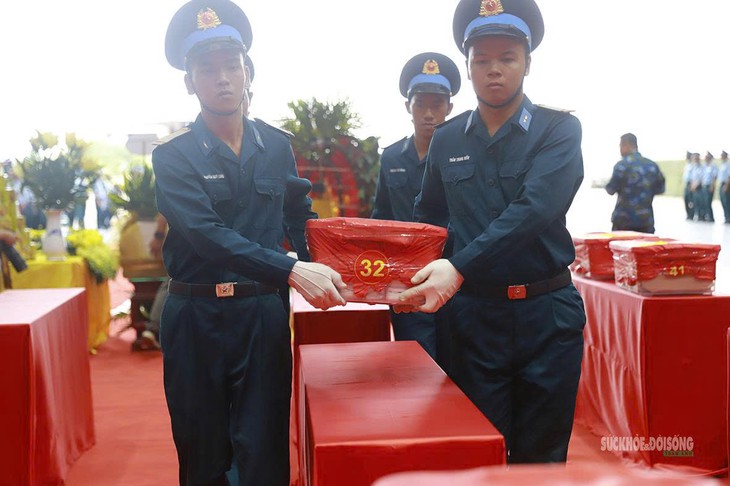 Xúc động hình ảnh tiếp nhận hơn 7.000 mẫu hài cốt liệt sĩ tại Sân bay Gia Lâm- Ảnh 5.