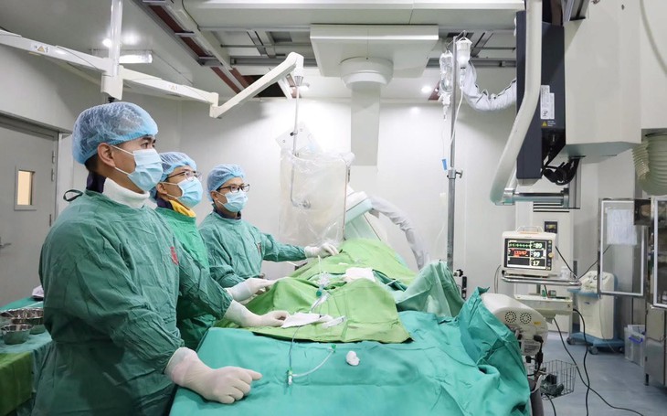 Can thiệp cứu cụ ông mắc 3 bệnh mạch máu nguy hiểm- Ảnh 1.
