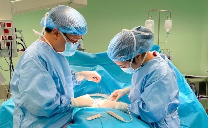 Mổ trong suốt 9 giờ, cứu khớp háng cho bé trai bị bệnh lý chất trắng- Ảnh 1.