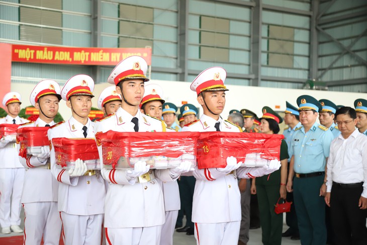 Chuyến bay đặc biệt, nhiệm vụ thiêng liêng đưa mẫu liệt sĩ đi giám định ADN - Ảnh 5.