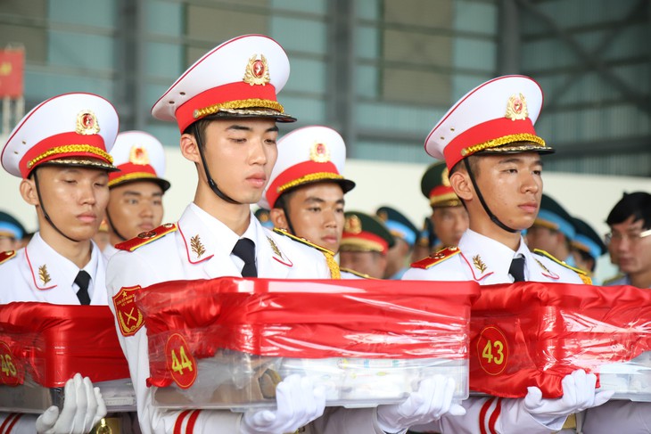 Chuyến bay đặc biệt, nhiệm vụ thiêng liêng đưa mẫu liệt sĩ đi giám định ADN - Ảnh 6.