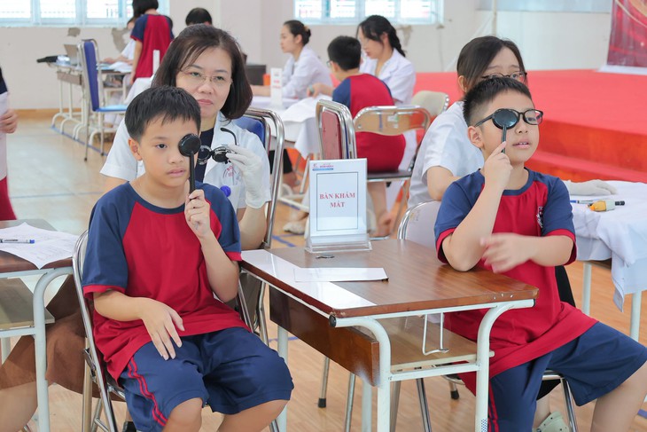 Khám sức khỏe cho khoảng 6000 học sinh ở phường Nghĩa Đô- Ảnh 1.