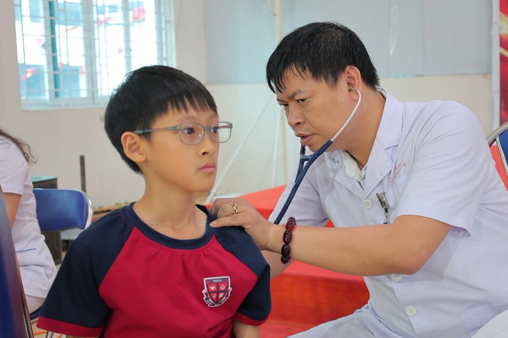 Khám sức khỏe cho khoảng 6000 học sinh ở phường Nghĩa Đô- Ảnh 2.