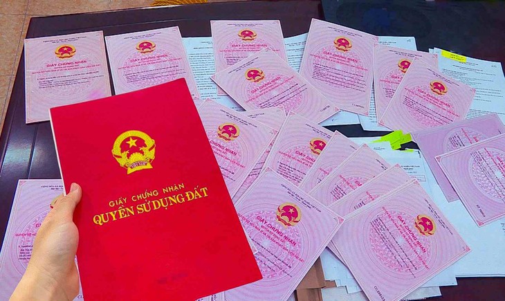 Mất luôn miếng đất vì thuê người quen làm sổ đỏ- Ảnh 1.