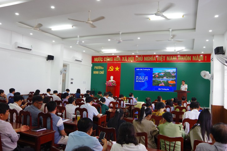 Trang bị kiến thức biển đảo cho nhiều cán bộ tổ dân phố - Ảnh 1.