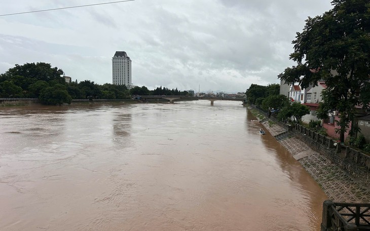 Bão số 4 quần thảo trên vùng biển Quảng Ninh - Hải Phòng gây mưa cực lớn- Ảnh 2.