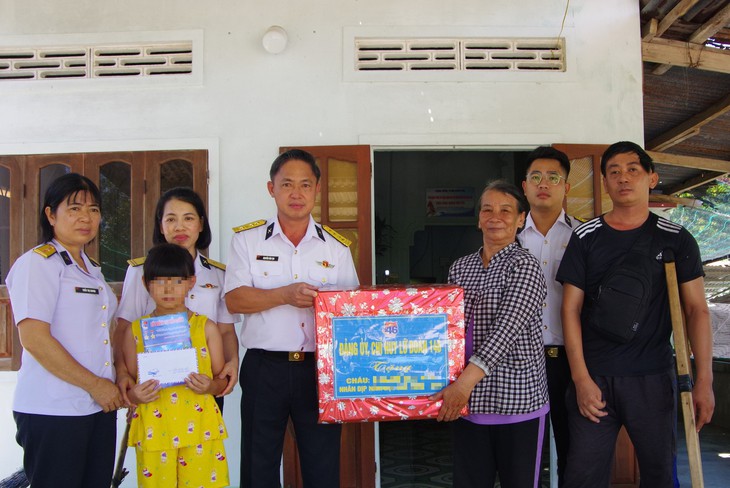 Nhiều học sinh là con của ngư dân được 'tiếp sức' trước thềm năm học mới - Ảnh 2.