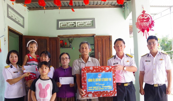 Nhiều học sinh là con của ngư dân được 'tiếp sức' trước thềm năm học mới - Ảnh 1.
