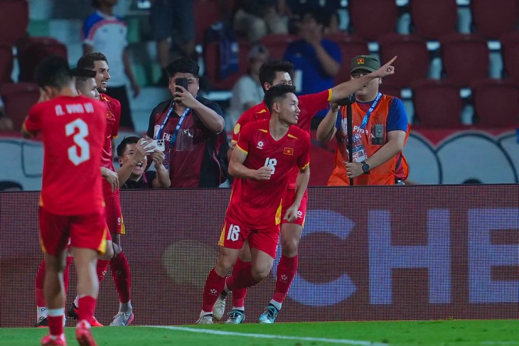 Thắng Thái Lan 2-0 ngay trên sân khách, ĐT Việt Nam chạm một tay vào cúp vô địch - Ảnh 1.