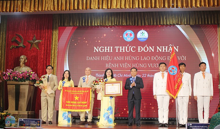 Bệnh viện Hùng Vương đón nhận danh hiệu Anh hùng Lao động- Ảnh 1.