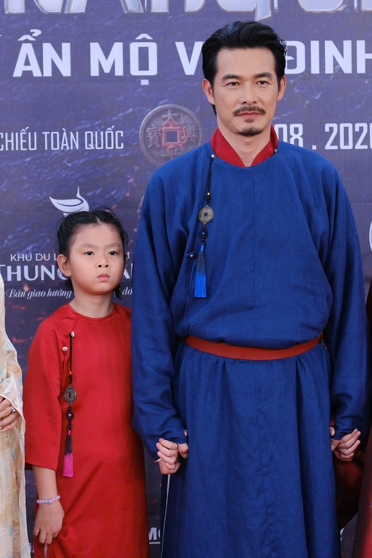 Quách Ngọc Ngoan và con gái út gây chú ý đi thảm đỏ dưới mưa- Ảnh 3.