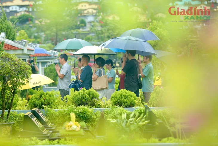 Xúc động những cụ bà Hà Nội 'đội' mưa vượt gần 100 km đến nghĩa trang để thực hành lễ Vu Lan- Ảnh 9.