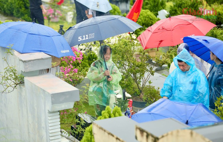 Xúc động những cụ bà Hà Nội 'đội' mưa vượt gần 100 km đến nghĩa trang để thực hành lễ Vu Lan- Ảnh 8.