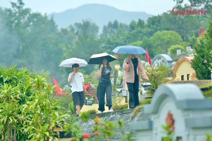 Xúc động những cụ bà Hà Nội 'đội' mưa vượt gần 100 km đến nghĩa trang để thực hành lễ Vu Lan- Ảnh 6.