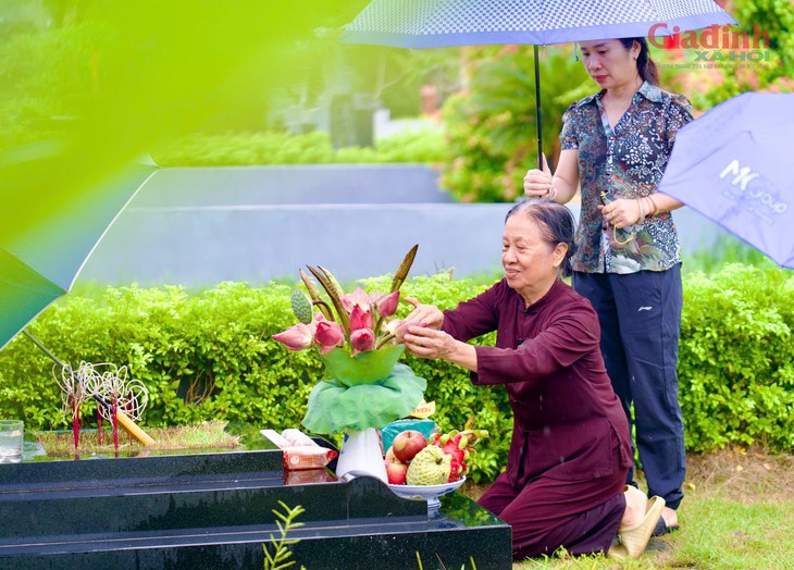 Xúc động những cụ bà Hà Nội 'đội' mưa vượt gần 100 km đến nghĩa trang để thực hành lễ Vu Lan- Ảnh 3.