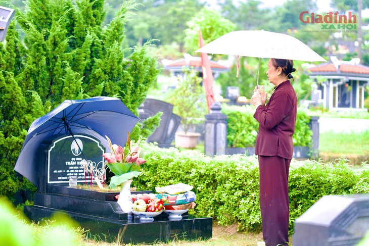 Xúc động những cụ bà Hà Nội 'đội' mưa vượt gần 100 km đến nghĩa trang để thực hành lễ Vu Lan- Ảnh 4.