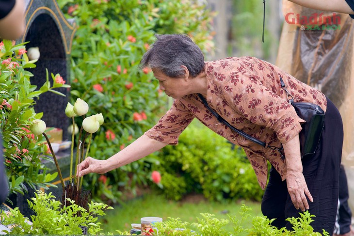 Xúc động những cụ bà Hà Nội 'đội' mưa vượt gần 100 km đến nghĩa trang để thực hành lễ Vu Lan- Ảnh 1.