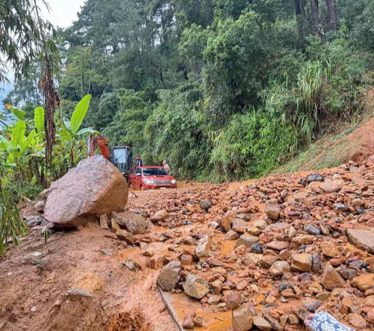 Hàng nghìn m³ đất đá sạt lở, nhiều tuyến đường ở Lào Cai bị đe dọa- Ảnh 1.