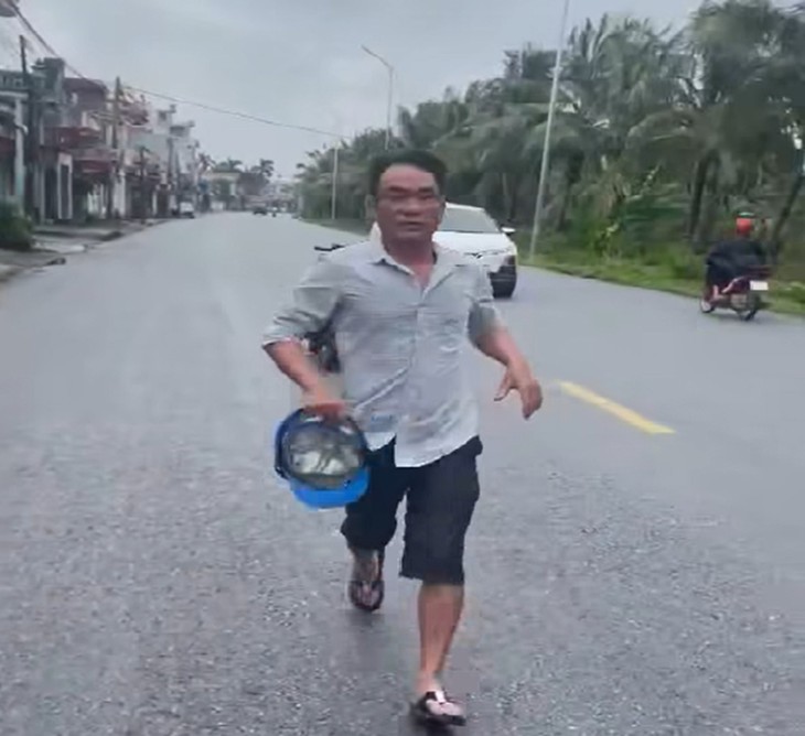 Người đàn ông chặn đường, cầm mũ bảo hiểm đánh tài xế ô tô- Ảnh 1.