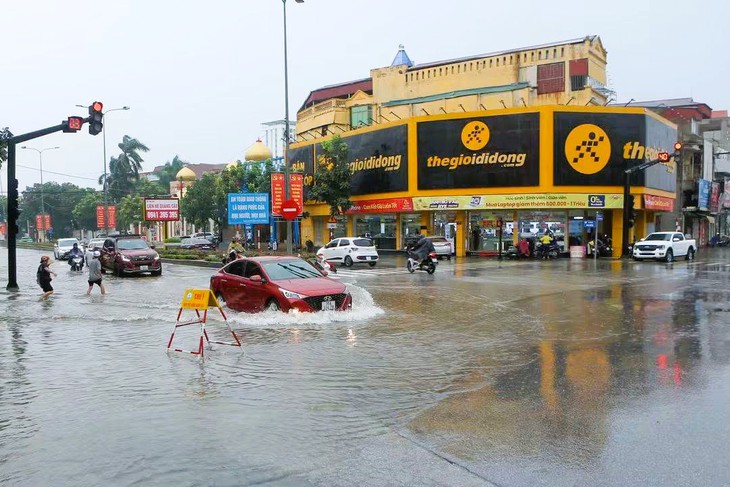 Mưa lớn kéo dài, nhiều nơi ở Hải Phòng, Quảng Ninh ngập lụt- Ảnh 1.