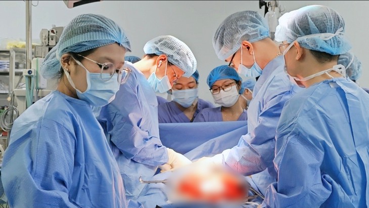 Hành trình ‘giải cứu’ đường tiêu hoá cho người đàn ông 
uống nhầm thuốc tẩy bồn cầu - Ảnh 1.