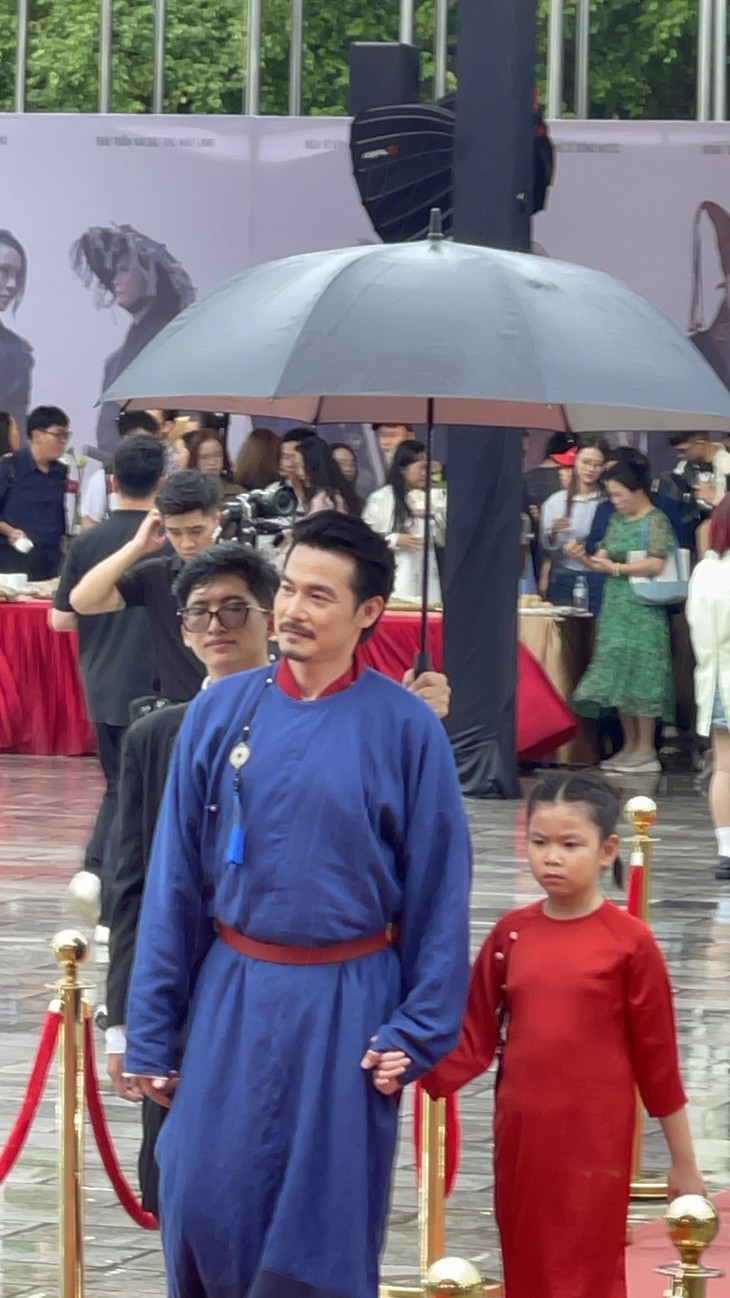 Quách Ngọc Ngoan và con gái út gây chú ý đi thảm đỏ dưới mưa- Ảnh 4.