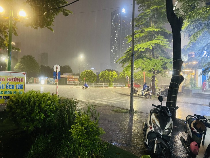 Mưa rất lớn bao trùm nhiều khu vực, nguy cơ ngập úng nhiều nơi- Ảnh 1.