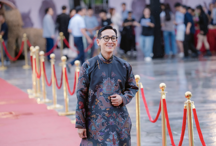 Quách Ngọc Ngoan và con gái út gây chú ý đi thảm đỏ dưới mưa- Ảnh 8.