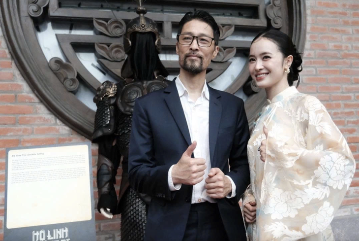 Quách Ngọc Ngoan và con gái út gây chú ý đi thảm đỏ dưới mưa- Ảnh 7.