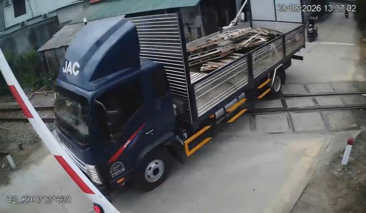 Vượt đường ngang khi cần chắn đang hạ, tài xế bị xử phạt 2 hành vi- Ảnh 1.