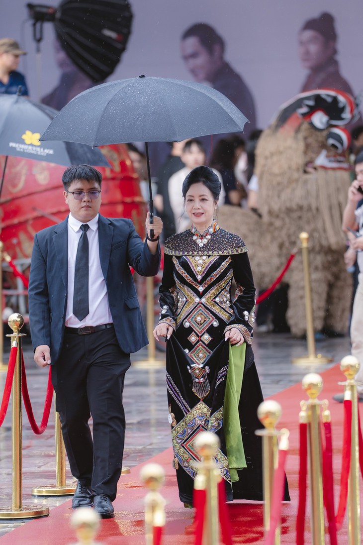 Quách Ngọc Ngoan và con gái út gây chú ý đi thảm đỏ dưới mưa- Ảnh 9.
