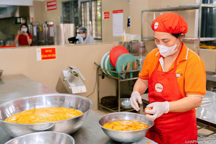 Hà Nội 'siết' quản lý bữa ăn bán trú, quy trách nhiệm hiệu trưởng- Ảnh 1.