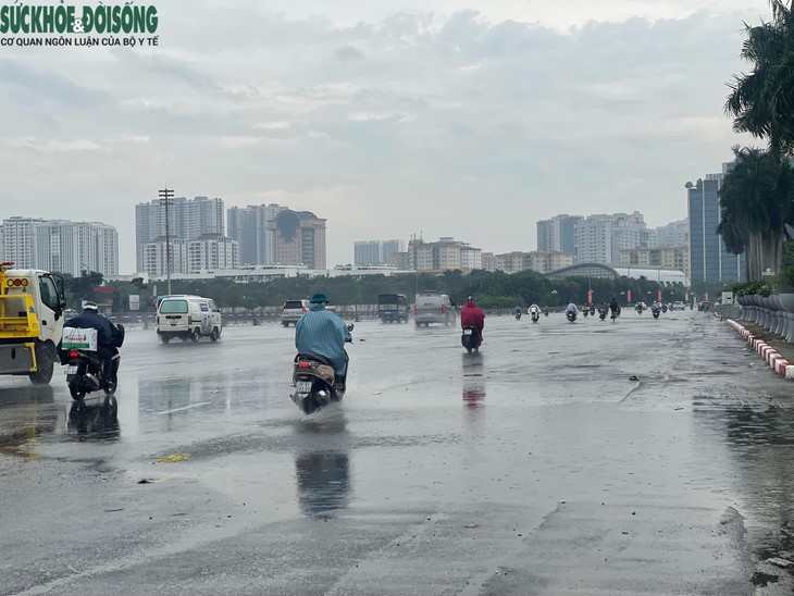 Sau mưa lớn, các 'điểm đen' ngập úng Hà Nội ra sao?- Ảnh 4.
