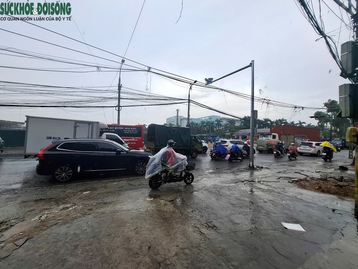 Sau mưa lớn, các 'điểm đen' ngập úng Hà Nội ra sao?- Ảnh 11.