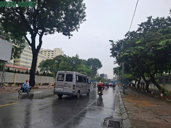 Sau mưa lớn, các 'điểm đen' ngập úng Hà Nội ra sao?- Ảnh 12.