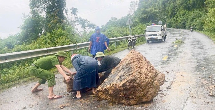 Đá nặng hàng tấn rơi xuống quốc lộ, ô tô mắc kẹt ở miền núi Nghệ An- Ảnh 1.