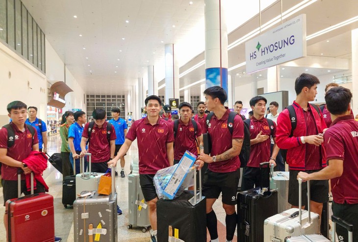 ĐT Việt Nam về đến Hà Nội, sẵn sàng cho trận chung kết lượt về - Ảnh 1.