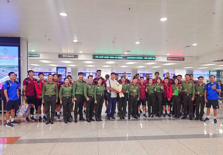 ĐT Việt Nam về đến Hà Nội, sẵn sàng cho trận chung kết lượt về - Ảnh 2.