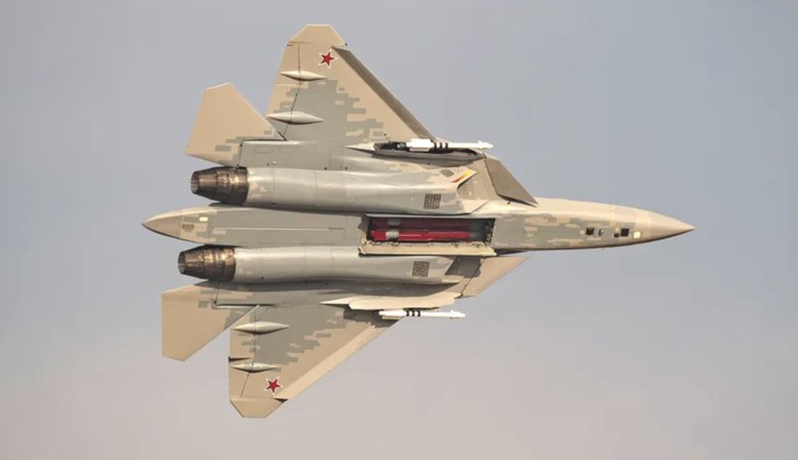 Hai tiêm kích Su-57 Nga phối hợp tập kích Ukraine- Ảnh 1.