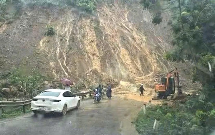 Đá nặng hàng tấn rơi xuống quốc lộ, ô tô mắc kẹt ở miền núi Nghệ An- Ảnh 5.
