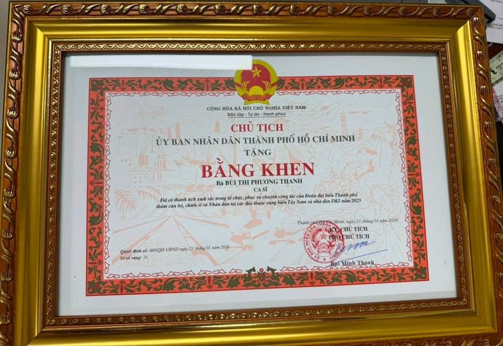 Ca sĩ Phương Thanh nhận Bằng khen của UBND TP . HCM , niềm vui ở tuổi 53 - Ảnh 1.