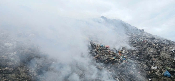 Bãi rác cao như núi ở Khánh Hòa bốc cháy, nghi ngút khói- Ảnh 4.