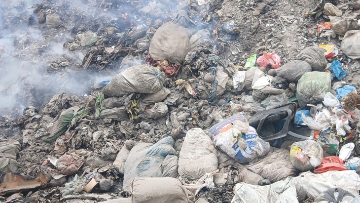Bãi rác cao như núi ở Khánh Hòa bốc cháy, nghi ngút khói- Ảnh 6.