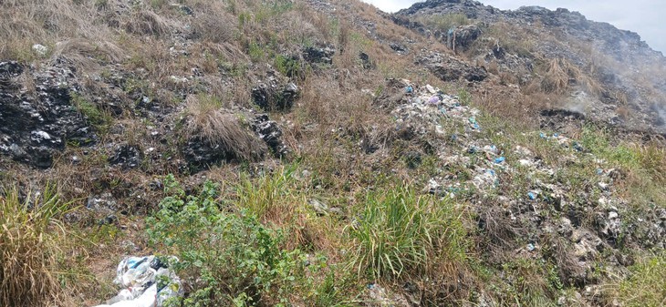 Bãi rác cao như núi ở Khánh Hòa bốc cháy, nghi ngút khói- Ảnh 8.
