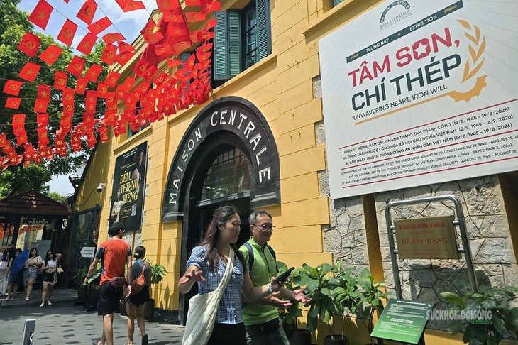 'Tâm son, chí thép' thu hút người dân Thủ đô - Ảnh 1.