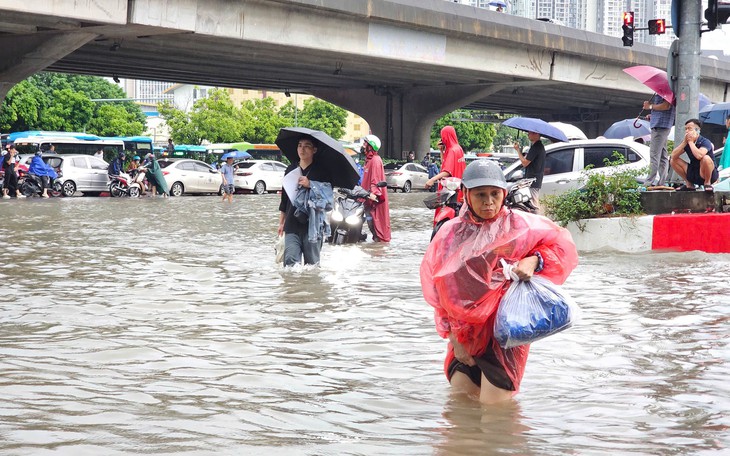Sau mưa lớn, các 'điểm đen' ngập úng Hà Nội ra sao?- Ảnh 13.